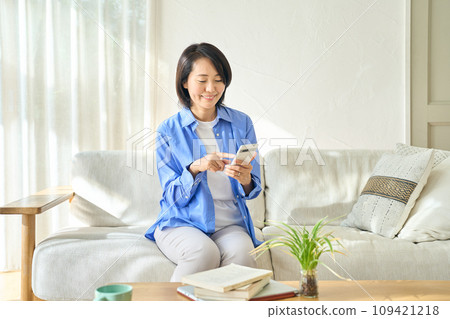 操作智能手機的婦女 109421218