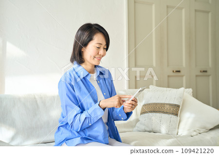 操作智能手機的婦女 109421220