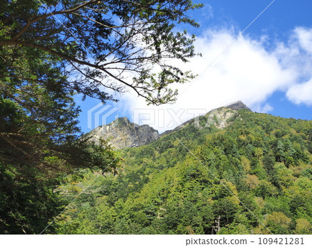 上高地明神山景觀 10 月 109421281
