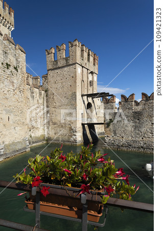 Sirmione castle, Lake Garda, Lombardy region, Italy Sirmione castle, Lake Garda, Lombardy region, Italy 109421323