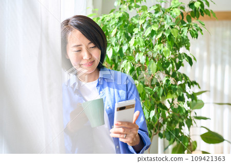 操作智能手機的婦女 109421363