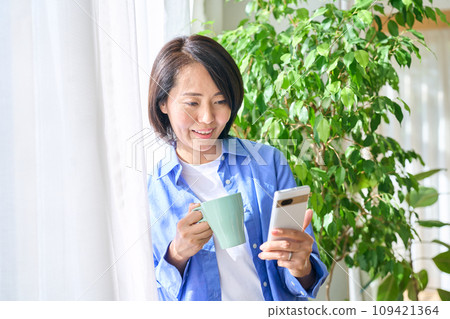 操作智能手機的婦女 109421364