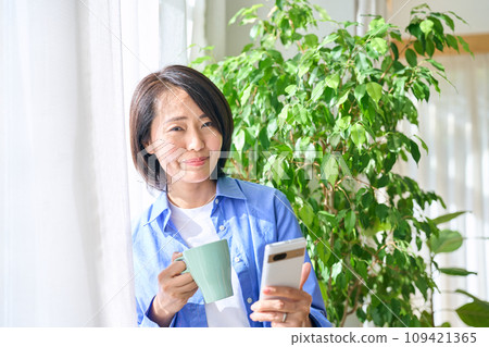 操作智能手機的婦女 109421365