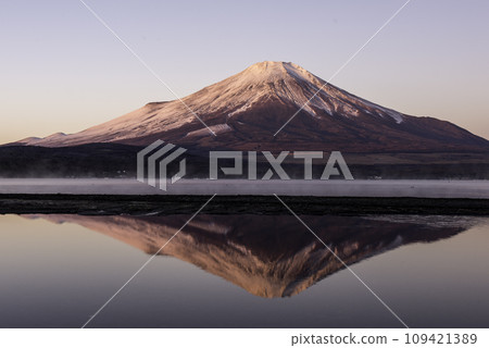 從山中湖看到的紅富士 109421389