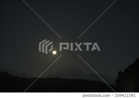 北斗市竹川町南阿爾卑斯的凱駒岳上空的十月月亮 109422261