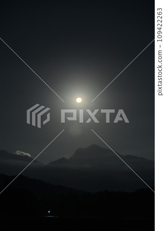 北斗市竹川町南阿爾卑斯的凱駒岳上空的十月月亮 北斗市竹川町南阿爾卑斯的凱駒岳上空的十月月亮 109422263