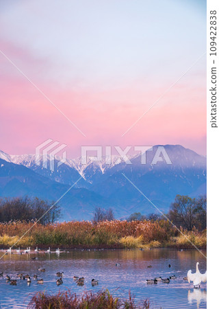 Otakarada Yusui Pond at dawn [Akashina, Azumino City] 109422838