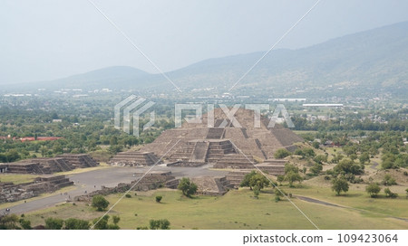 特奧蒂瓦坎遺址，從太陽金字塔看到的月亮金字塔 [墨西哥城] 109423064