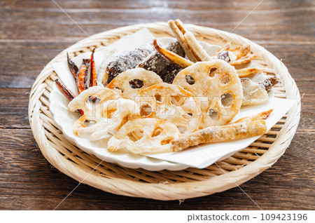 Fried lotus root and root vegetables Fried lotus root and root vegetables 109423196