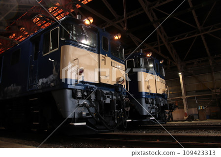 EF64-1030和EF64-1032站在復古車庫裡_拍攝於2023年11月25日 109423313