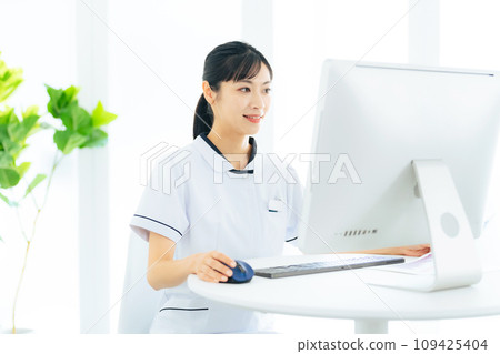 Medical worker woman working on a personal computer 109425404