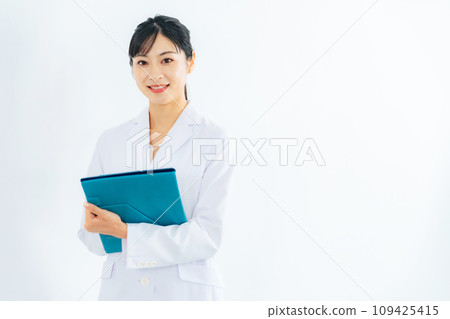 Healthcare workers working in healthcare facilities 109425415