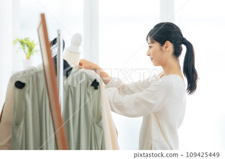 服裝店內展示產品的女店員 109425449