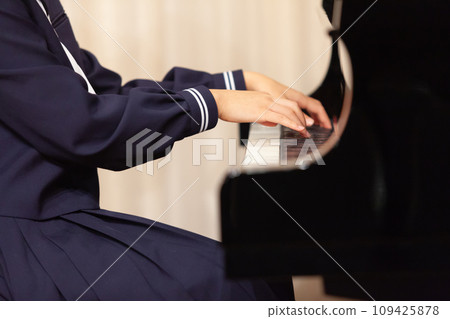 穿著水手服的女學生彈鋼琴的手 109425878