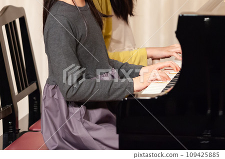 彈鋼琴二重奏的女孩的手 109425885