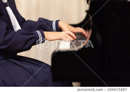 穿著水手服的女學生彈鋼琴的手 109425887