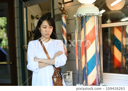 亞洲女理髮師在理髮店前擔心 109426263
