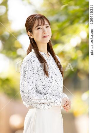 女性黃葉肖像 109426332