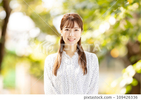 女性黃葉肖像 109426336