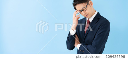 商人中年憂心忡忡的思考 109426396
