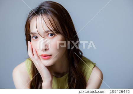 Woman in green dress 109426475