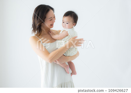 抱著嬰兒的女人 抱著嬰兒的女人 109426627
