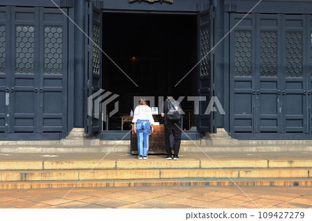 Men and women worshiping at Taiseiden, Yushima Cathedral, the god of learning Men and women worshiping at Taiseiden, Yushima Cathedral, the god of learning 109427279