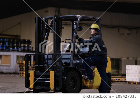 騎乘堆高機的人 109427335