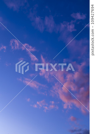 Winter sky and sunset clouds Yokohama 109427694