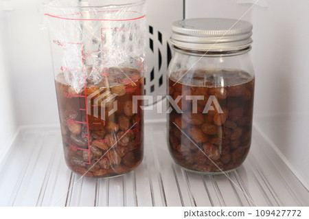 Making homemade raisin yeast in the heating cabinet Making homemade raisin yeast in the heating cabinet 109427772