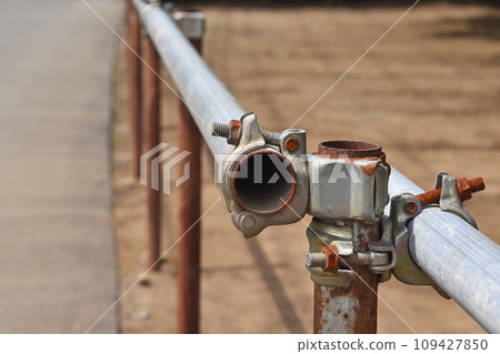 一根單管和一個生鏽的夾子作為護欄 109427850