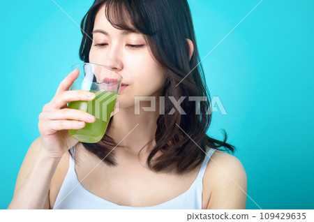 喝冰沙的女人 109429635