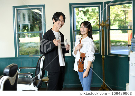 亞洲男性和女性美髮師在美容院拿著剪刀 109429908