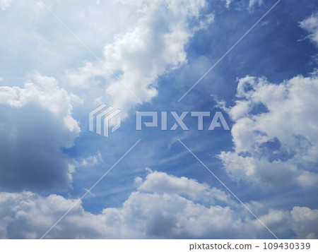 藍天和白色雲彩 109430339