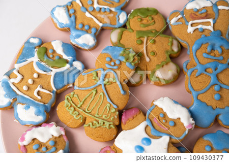 Christmas gingerbread in the shape of men decorated with colorful icing, top view Christmas gingerbread in the shape of men decorated with colorful icing, top view 109430377
