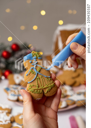 Decorating Christmas gingerbread with sugar multicolored icing. Decorating Christmas gingerbread with sugar multicolored icing. 109430387