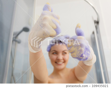 Woman applying toner shampoo on her hair Woman applying toner shampoo on her hair 109435021