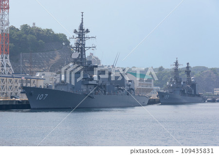 海上自衛隊護衛艦「日角」號與「夕霧號」停泊 海上自衛隊護衛艦「日角」號與「夕霧號」停泊 109435831