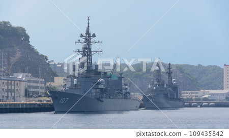 海上自衛隊護衛艦「日角」號與「夕霧號」停泊 海上自衛隊護衛艦「日角」號與「夕霧號」停泊 109435842