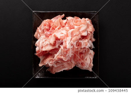 Yamagata prefecture Shonai pork shoulder loin trimmed (for shabu-shabu) 109438445