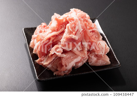 Yamagata prefecture Shonai pork shoulder loin trimmed (for shabu-shabu) 109438447