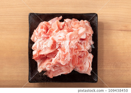 Yamagata prefecture Shonai pork shoulder loin trimmed (for shabu-shabu) 109438450