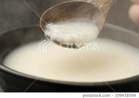 用湯匙舀出甘酒 109438509