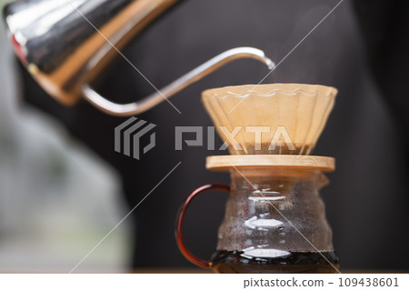 用咖啡研磨機磨咖啡豆 109438601