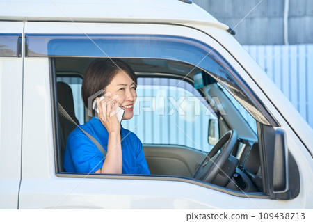 外送員婦女用智慧型手機交談 外送員婦女用智慧型手機交談 109438713