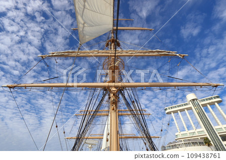 The mast and port building of a sailing ship moored in Nagoya Port The mast and port building of a sailing ship moored in Nagoya Port 109438761