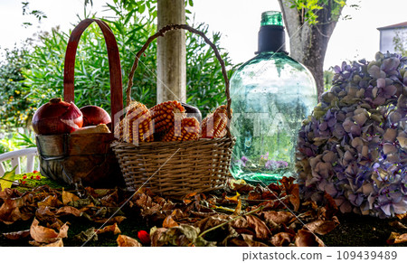 baskets with corn cobs and onions between dried leaves baskets with corn cobs and onions between dried leaves 109439489