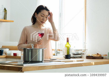 中型女人喝紅酒 109439997