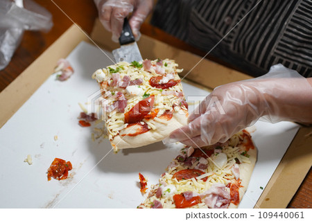 切和保存披薩的女人 109440061