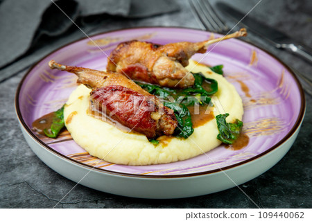 baked chicken wings with gravy, spinach and mashed potatoes top view 109440062